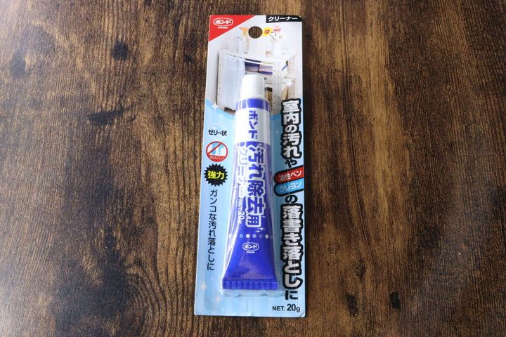 木目調のテーブルに置かれた、青と白のパッケージに入った「ボンド 汚れ除去用クリーナー」