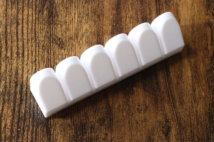 白いプラスチック製の洗濯ネットホルダー本体、ネットを差し込むスリットが6つ並んでいる