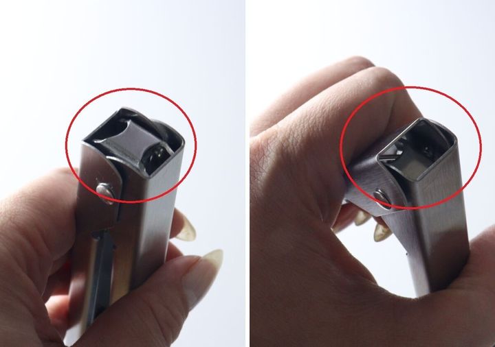トングの持ち手後端にある開閉ロック機構の内部パーツを指で押している様子