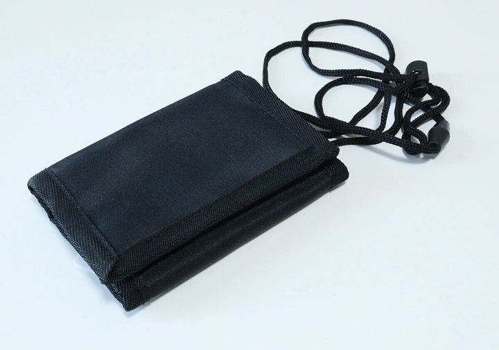 黒い紐付きキッズ三つ折りウォレットが紐を広げて置かれている