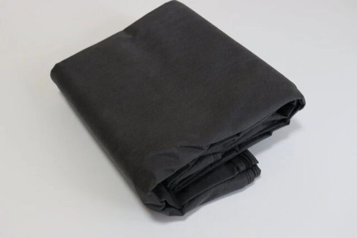 黒い不織布製のふとん干し袋が畳まれた状態で置かれている