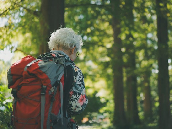 紅葉シーズンに人気の登山。高山病は、エベレストのような高峰だけの問題ではありません。法医学者・高木徹也氏が、標高1500mでも起こり得る高山病の症状と、命を守るための下山の判断を解説します。（画像出典：PIXTA）