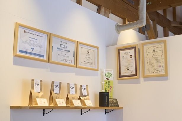 店内には、コーヒーに関する数々の資格の認定証が並ぶ