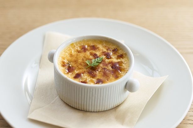 自家製のカタラーナ500円は、一番人気のスイーツ。凍った状態でブリュレすることで、パリッと表面と滑らかな中の対比、温冷の温度差が際立つ