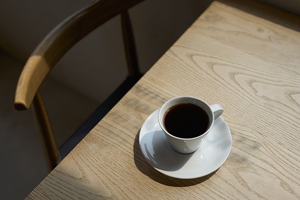 ドリップコーヒー580円～。写真はコロンビア・ピンクブルボン。柔らかい酸味のあとにふっくらと甘みが余韻に広がる
