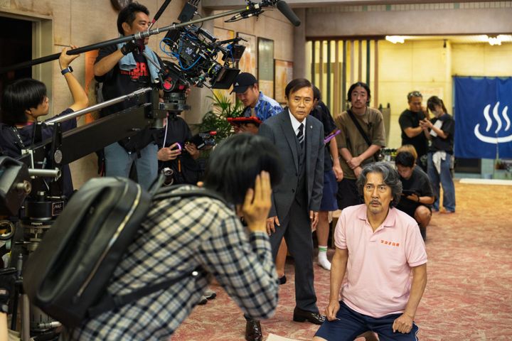 Netflixシリーズ『俺のこと、なんか言ってた？』メイキングカット width=