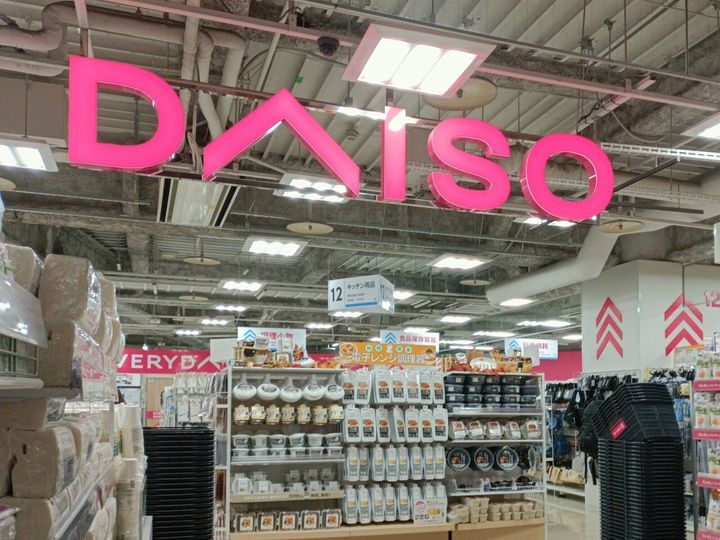 「ダイソー」から発売されている「レンジ鍋（グレー）」が、電子レンジで一人分の鍋や袋麺を作れる手軽さで人気を集めています。SNSでも共感の声が広がっている同商品を紹介します。