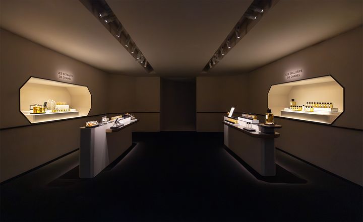 レ ゼクスクルジフ ドゥ シャネルとレ ゼクストレ ドゥ シャネルを左右のカウンターに配した展示室