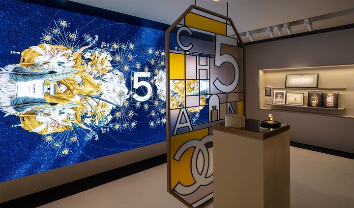 上海で開催されたシャネル グラン パフューマーのイベント会場、N°5の部屋。N°5のボトルをモチーフにしたグラフィックの壁面とステンドグラス調の展示