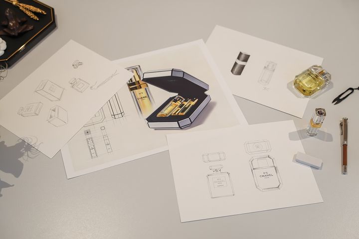 ボトルやパース スプレイのケースのデザイン画と、ボトル開封用のカッター
