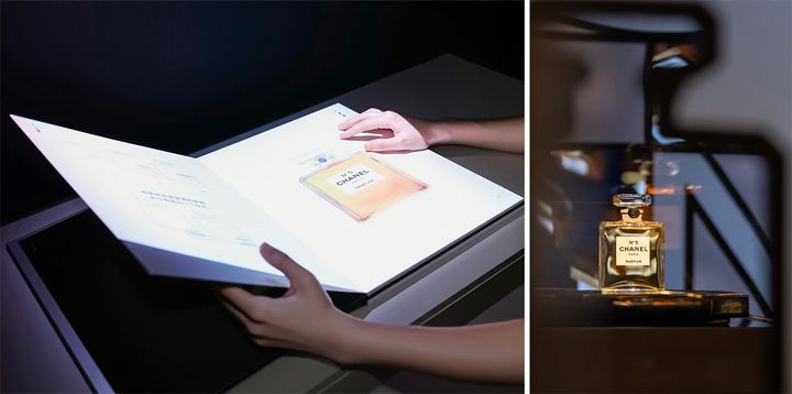 N°5の物語をめくって楽しめるデジタル ブックと、ライトアップされたシャネル N°5のボトル
