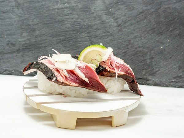 グルメ回転寿司「廻鮮江戸前すし魚魚丸」が名古屋市天白区にOPEN！藁焼きショーで炙ったかつおにぎりも記念価格に