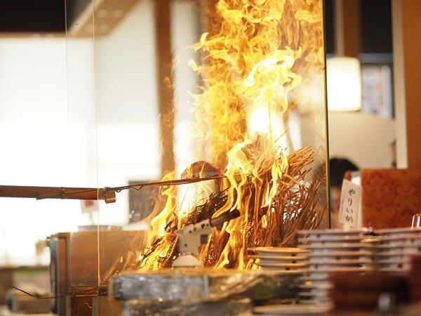 グルメ回転寿司「廻鮮江戸前すし魚魚丸」が名古屋市天白区にOPEN！藁焼きショーで炙ったかつおにぎりも記念価格に