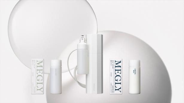 エイジングケア(※1)化粧水「CYCLE ZERO」(写真左)と乳液「LUMI VEIL MILK」(同右)。中央が専用デバイス「MEGLY」