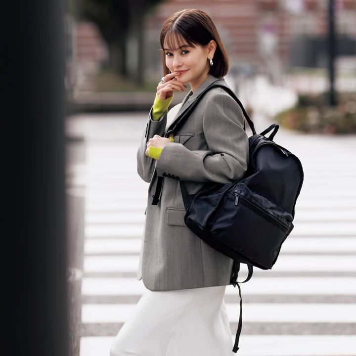 理想を詰め込んだ通勤向きリュックで颯爽と【BAILA今日のコーデ】