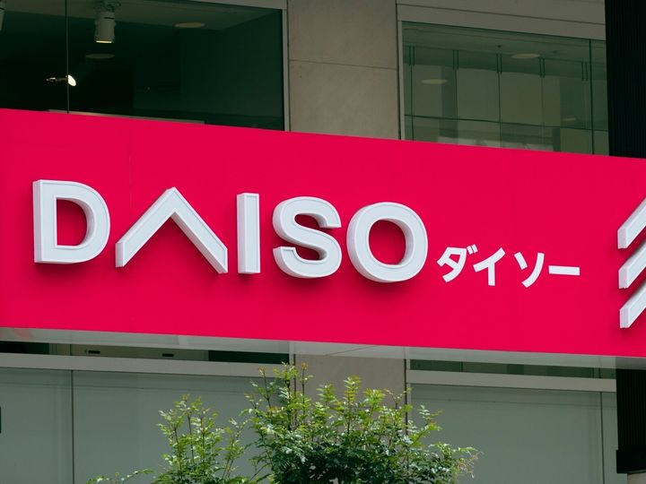 「ダイソー」から、クリスマス仕様の「巾着（サンリオキャラクターズ）」が登場し、SNSで注目を集めています。税込110円で買える同商品を紹介します。