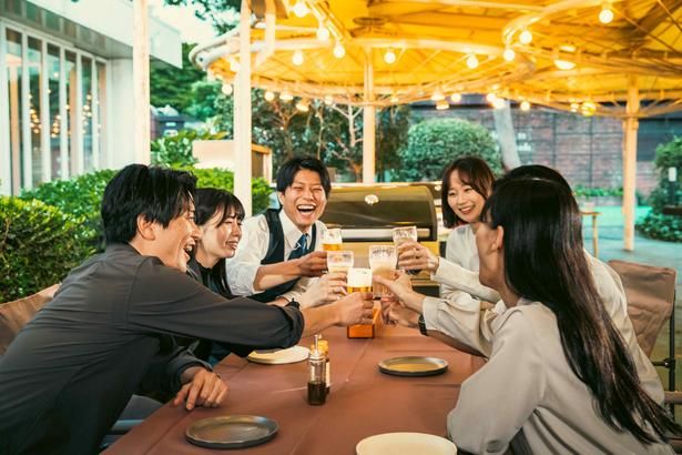 【写真】仲間たちと手ぶらで楽しむバーベキュー体験を