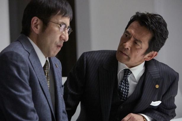 【写真を見る】内野聖陽が演じる主人公の藤堂繁が、部下の木下(矢柴俊博)に詰め寄る名シーン [c]2026「負けへんで」製作委員会