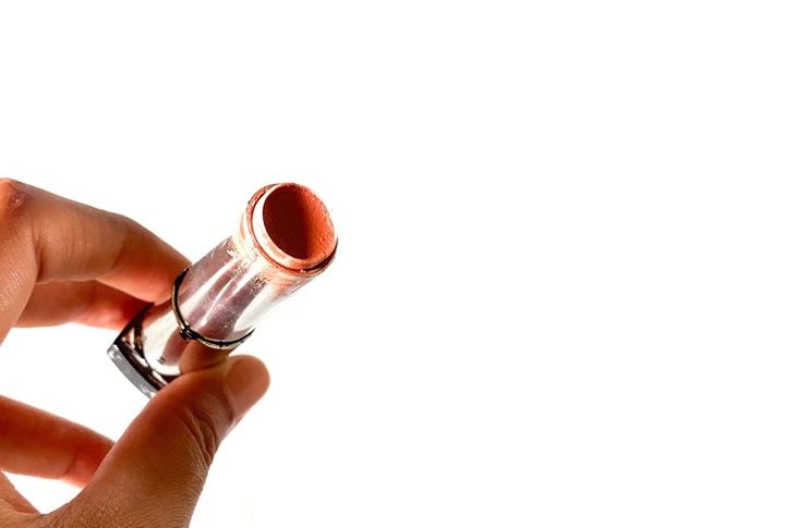中身を取り出したリップスティック 容器 コスメ