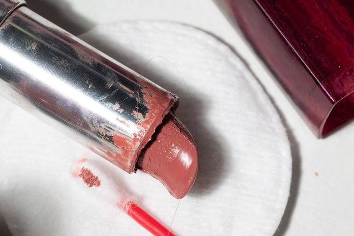 使い古したリップスティックと綿棒 イメージ コスメ