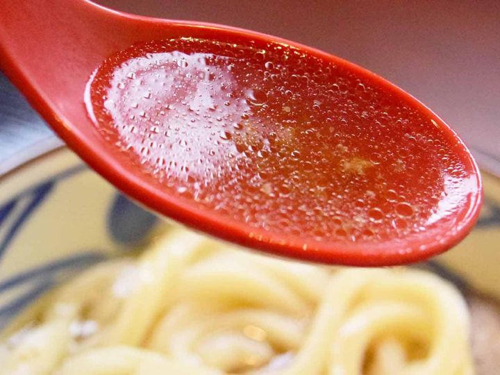 、牛肉とごぼうの煮汁が温かいかけだしにしっかりと溶け込み、コク深い味わい