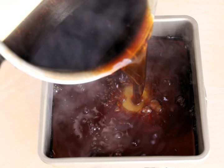 しょうがと黒砂糖の寒天液を器に流し入れた様子