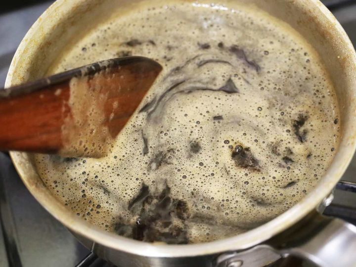 粉寒天と水を小鍋で加熱して溶かす様子