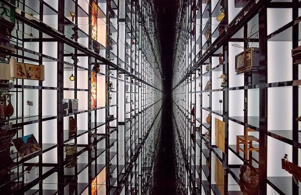 「参の間」の棚に並ぶのは、古今東西の発明品約170点 (C)Sustainable Pavilion