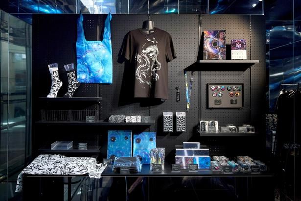 グッズは、平日は5F会場内で、土日祝はランドマークプラザ4Fの「null² shop(ﾇﾙﾇﾙショップ)」で販売中。館内に飲食店や自動販売機はなく、飲食物の持ち込みもできないので、食事や休憩はランドマークプラザ内で