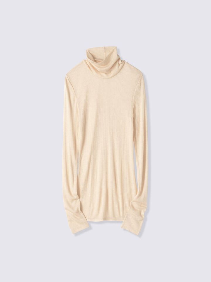 ベージュのリブ素材タートルネック長袖Tシャツ。首元にボリュームがある。