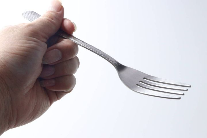 女性の右手が槌目風デザートフォークを握り、持ちやすさを表現している