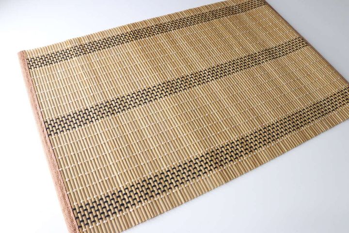広げられたダイソーの竹ランチョンマットの全体像