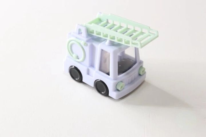 パステルカラーの消防車型鉛筆削りが、正面から少し斜めに置かれている