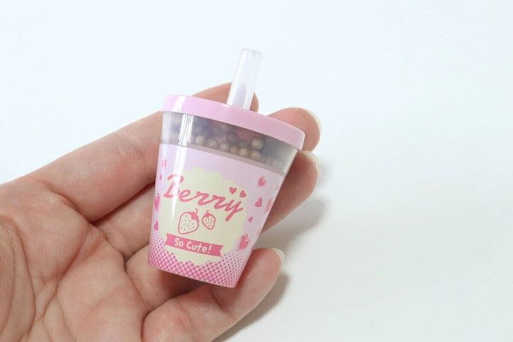 手のひらに乗せられた、いちごミルク色のタピオカ型蛍光ペン
