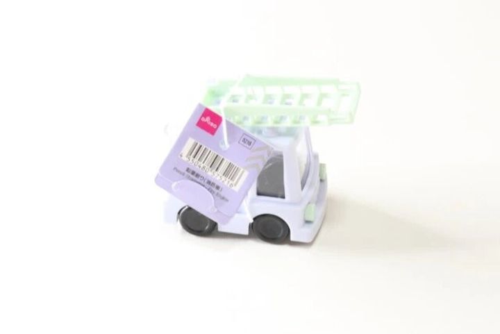 消防車型鉛筆削りの背面から、商品タグが付いた状態の全体像