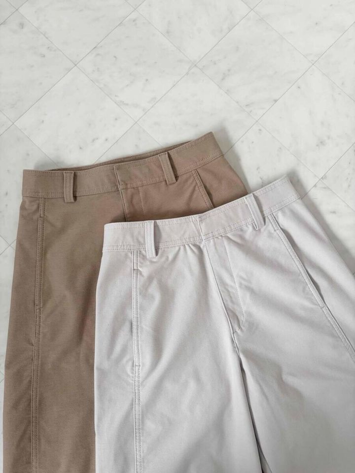 ベージュとナチュラルのジャージーバレルレッグパンツを並べて平置きした俯瞰