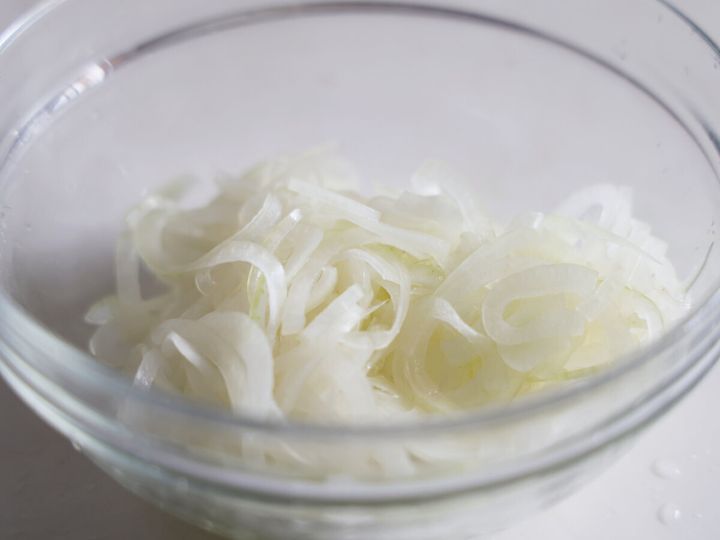薄切りにした玉ねぎがガラスボウルに入っている