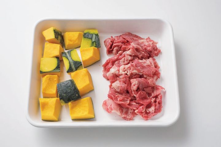 カットされたかぼちゃと牛こま切れ肉