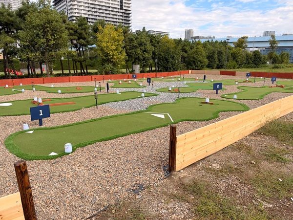 「新豊洲」駅から徒歩3分。「THE DOG PARK TOYOSU」内に、愛犬同伴でプレーができるパターゴルフが登場！