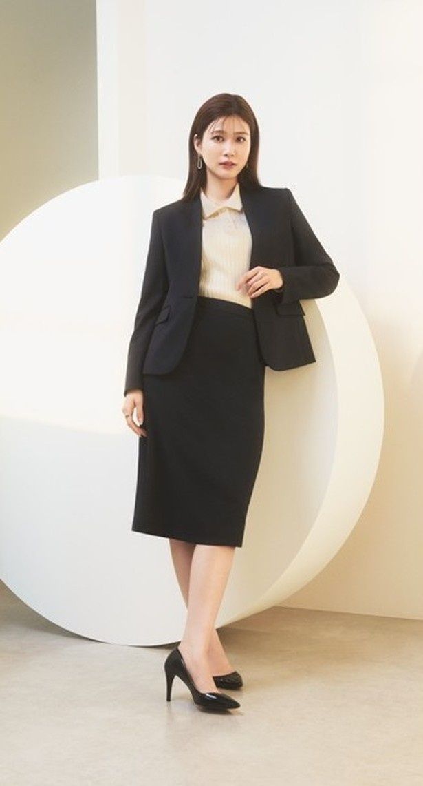 生見愛瑠さんが着こなす「洋服の青山」美ジ楽スーツ