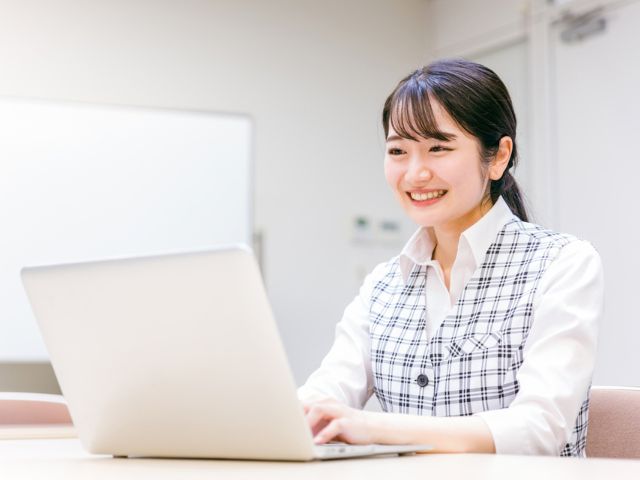 仕事する女性