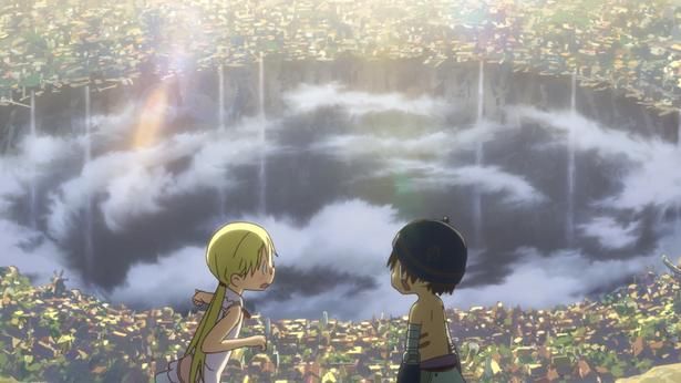 巨大な大穴「アビス」の縁に築かれた街、オース(TVシリーズ第1期より) [c]つくしあきひと・竹書房／劇場シリーズ「メイドインアビス」製作委員会