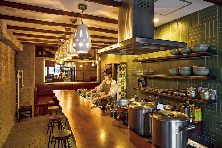 東銀座〈たらちゃん〉店内