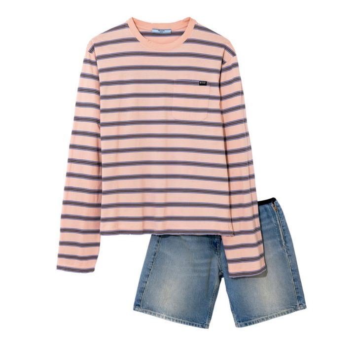 マルチボーダーのTシャツと腰ばきショーツで90s風に。Tシャツ￥187,000、ショーツ￥181,500※ともに予定価格（ともにプラダ／プラダ クライアントサービス）