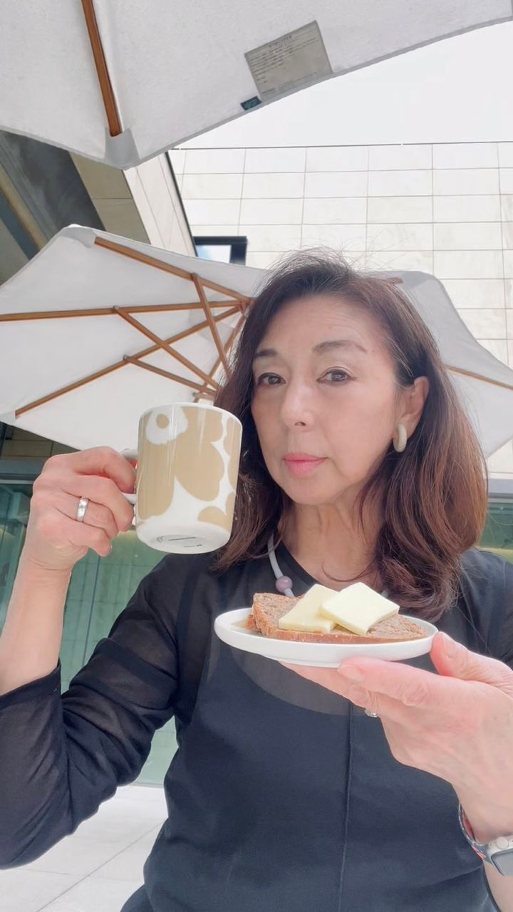 東京都美術館の庭園にて 広尾にある 「BROD」（ブロッド） さんのロプロ（ライ麦パン）にチーズをトッピング