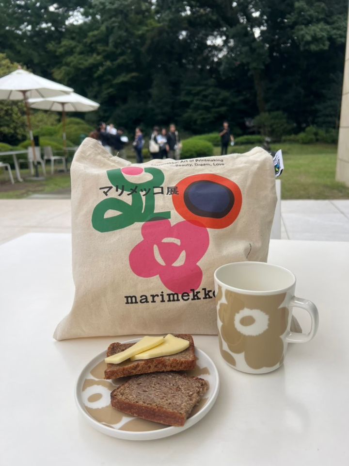 東京都美術館の庭園にて 広尾にある 「BROD」（ブロッド） さんのロプロ（ライ麦パン）にチーズをトッピング