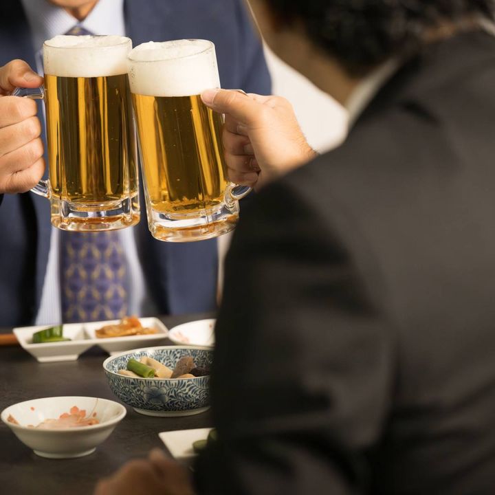 乾杯する人