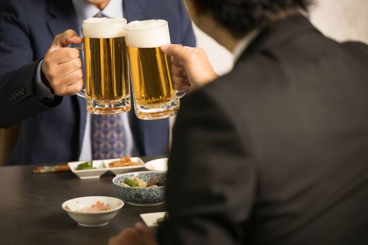 乾杯する人