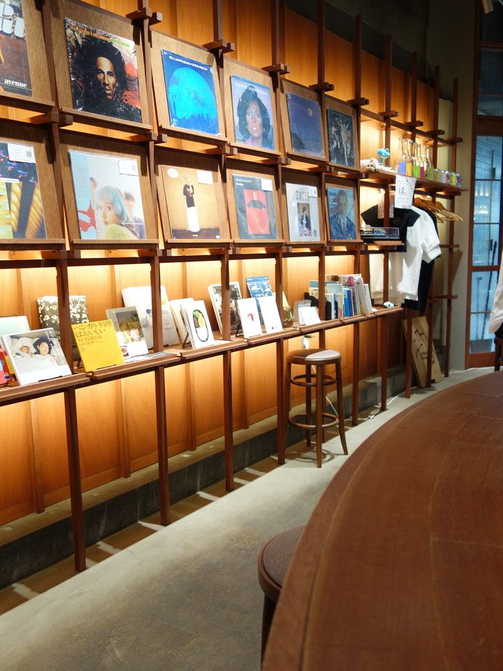 仙台のおむすび東雲の店内、レコードが壁にずらりと飾ってある写真