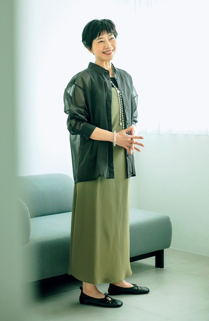 キャミソールワンピース￥3,990、インに着たワンピース￥3,990／ともにユニクロ、ラリエット￥31,900／ハリス×ケイコ オカモト（金万）、ブレスレット￥16,200／アビステ、靴￥36,300／アロハス（アッシュ・ペー・フランス）